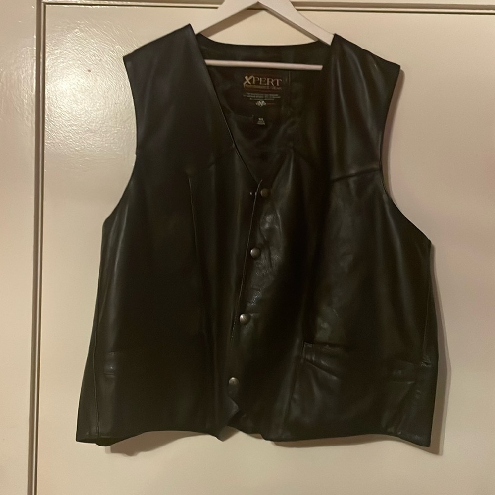 Leather vest in 5x. Two front pockets. In excellent condition.
